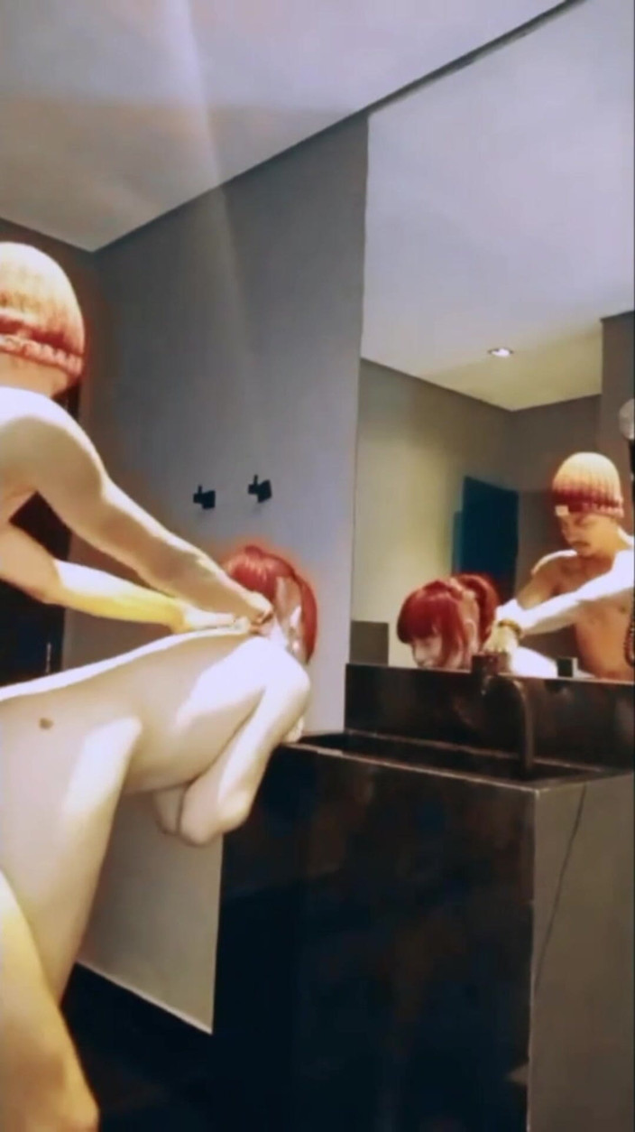 QroZne Studios: Zrzavé pawg v análním třesoucím se orgasmu