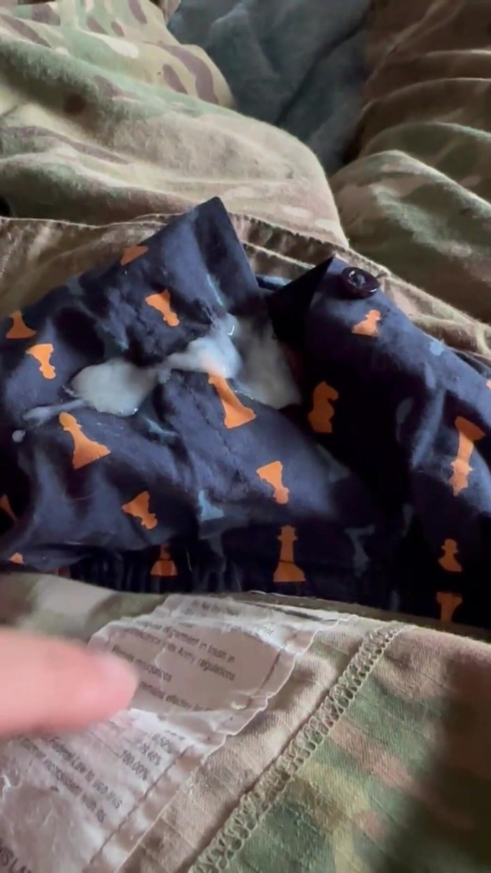 Gay Soldier Stuff: Specjalista armii szarpie gruby kremowy ładunek Po tygodniu w polu na...