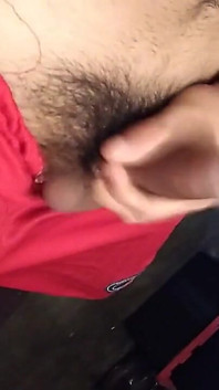 Orinar en cuarto de baño caliente