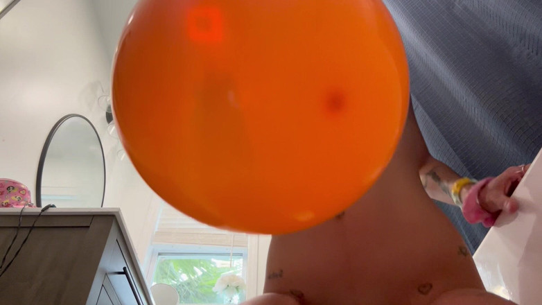 Nali Marie: Nacktes ballon-knallen, sitzen, teen alternative rosa haare, ballons schlampe