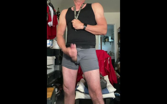 JockDad87: Jockdad87 masturbează o încărcătură de spermă în lenjerie gri