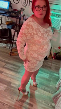 Reife hotwife in Clog Heels und dessous masturbiert