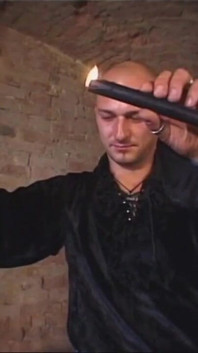 Upokarza grę woskiem