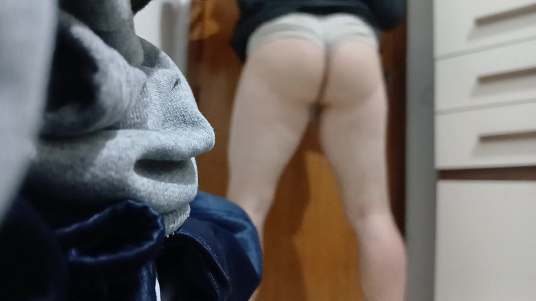 amateurbrazilian: 반바지를 엉덩이에 끼워 넣은 채 엉덩이를 보여주는 것