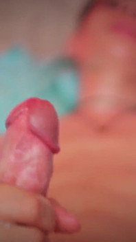 Sexy hubená twink honí jeho velkého ptáka a hraje si s jeho precum a mrdkou