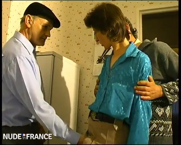 Nude in France: 할아버지에게 새로운 엉덩이 계획을 제시하고 맛을 제공하는 알랭!