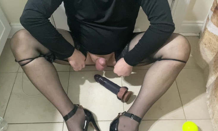 MadisonCD2025: Amatoriale sissy effeminato travestito lega le palle e il cazzo...