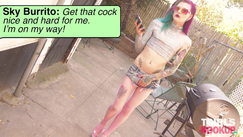 Tgirls Hookup: Raver chica necesita su polla arreglada