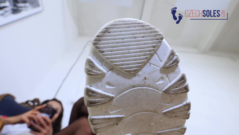 Czech Soles - foot fetish content: Ponížení špinavých tenisek náctileté princezny