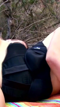 BIGTIT - En fotograf skjuter henne medan hon gör sexiga poser men hennes mycket upphetsade hjälpare vet hur man får henne att vilja knulla henne med