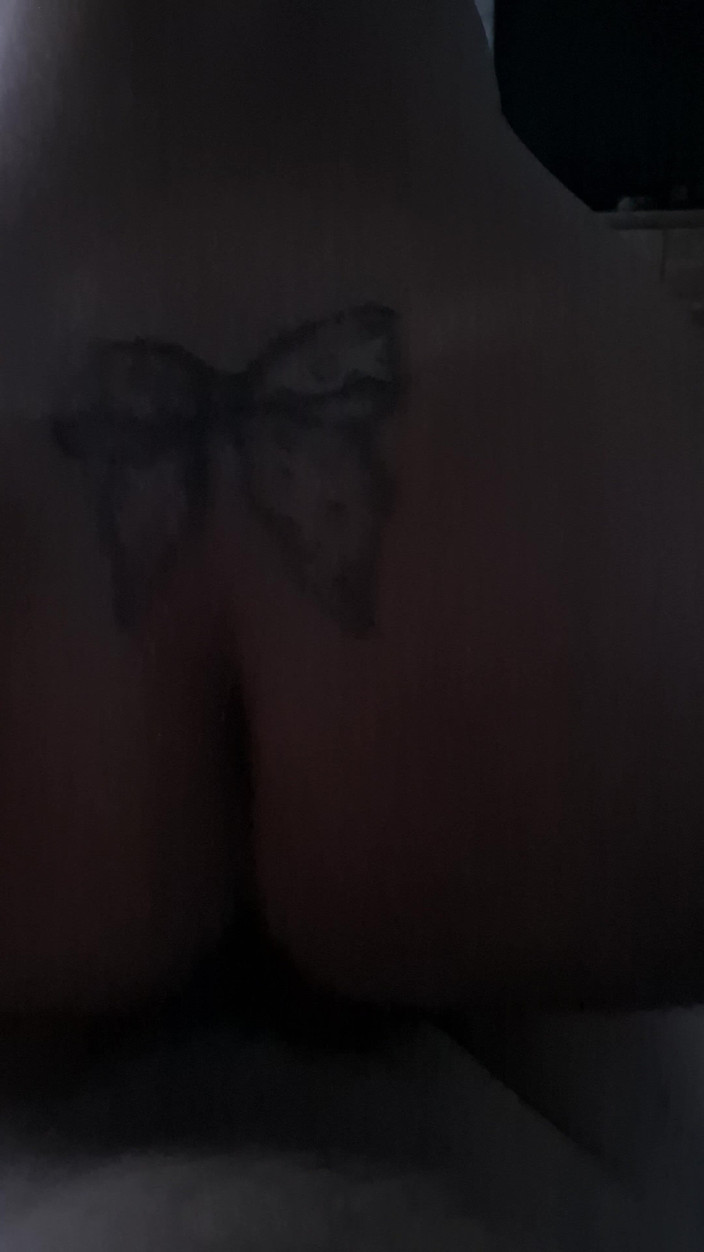 SFHarcerska: टैटू वाली हॉट लड़की के साथ शाम की चुदाई और गांड पर वीर्य निकालना