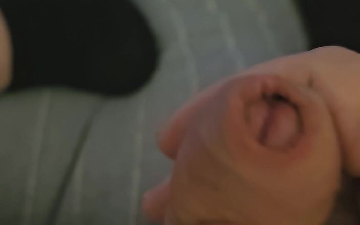 Pellefnatt: Il mio amico ama sdraiarsi sul letto e giocare con...