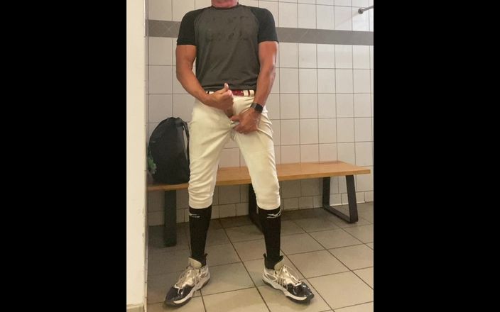 JockDad87: Beyzbol vitesi yükseltildi jockdad87 soyunma odasında alfa yükünü atıyor