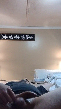 Un beau-père excité se caresse