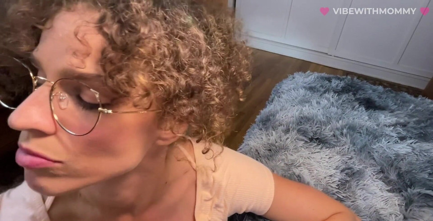 VibeWithMommy: 유태인 새엄마 젖탱이와 오럴 JOI! 난 당신이 달콤한 잠을 얻을 수 있도록하고 싶어 ... 난 네가 그들을 쳐다보는 걸 빨아... 내 자지를 빨아주는 거유 밀프