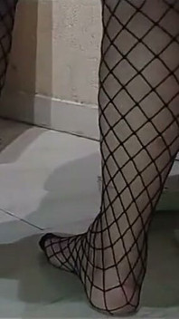 Moranguinho muestra los pies en medias de red