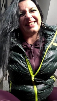 Tachinare cu downjacket, costum transpirat, contur de pizdă și palme pe pizdă