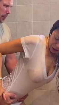 MILF Besluit De Douche Schoon Te Maken En Er Staat Een Ongeluk Te Gebeuren