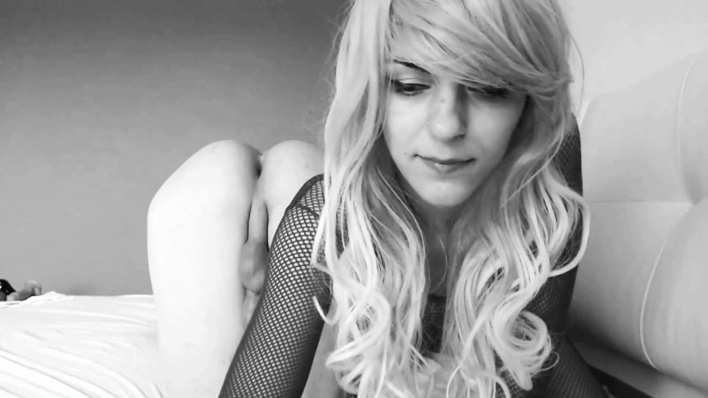 Iliketobeaslut: Sexy mistress feels naughty