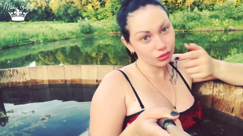 Goddess Misha Goldy: Adorabile profumo delle labbra nella vasca calda all'aperto