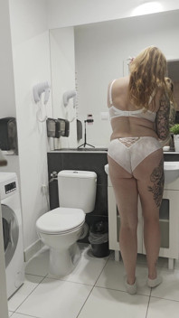 La matrigna si cambia la biancheria intima e poi va a pisciare