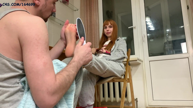 Petite Princesses Femdom: Amador real, dominatrix, servidão aos pés - Esfregando o pó dos...