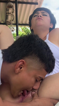 main apni seksi laitina sauteli bahan ko samjhaati hoon ki use chodne ke bahaane ke roop men pool kaise khelna hai