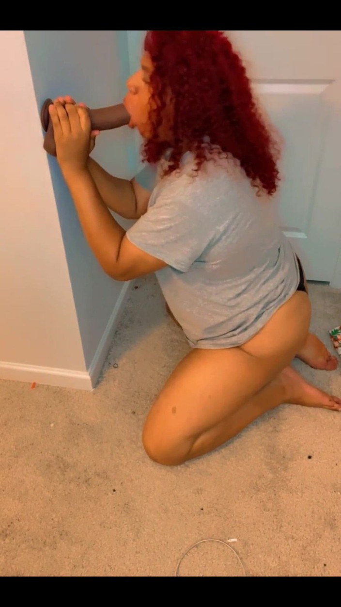 Hicktown_hoochi: På mina knä suger en BBC -dildo