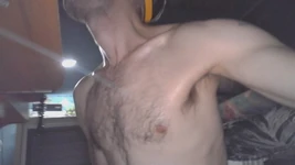 मैं गिलास को अपने मूत्र से भरता हूं, मैं स्वाद लेता हूं और इसे अपने ऊपर डालता हूं, मैं इतना उत्साहित हो जाता हूं कि मैं फर्श को चाटता हूं और मैं