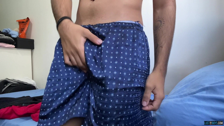 Lust for boys: 太いノーカットイケメンチンポを撫でる