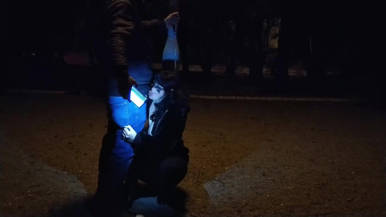 Toilet Mommy: 熟女婊子在公共秘密的地方用绳子口交