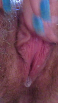 Chlupatá velká klitorisová kundička kape mokrá zblízka orgasmus