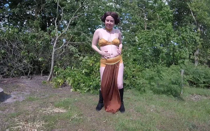 Littlevixen: Princess Leia Cosplay in the Garden