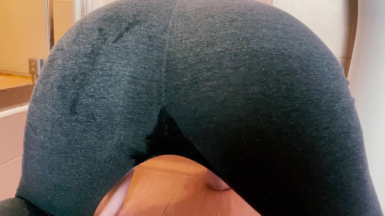 SweetAndFlow: Он трогал мою киску, пока я не писаю