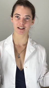 Ungeschnittene bts versuchen glänzenden spandex-catsuit mit weißem Labormantel