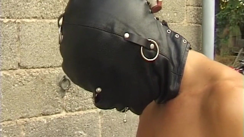 Bangora MILFs: Tätowierte brünette MILf für stiefel-dominanz gefesselt