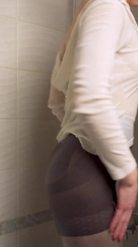 Quente milf tomando banho de meia-calça de controle