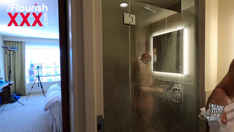 The Flourish XXX: Chad White, star du porno de la piscine, se fait...
