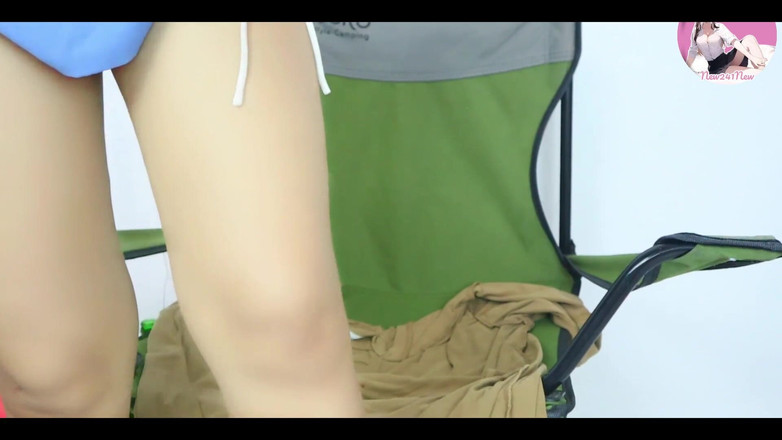 New241New: Geil Thais meisje speelt 's ochtends met haar poesje in de...