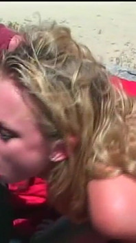 MILF Met Grote Tieten Blondine Is Zo Heet Tijdens Seks Op Het Strand