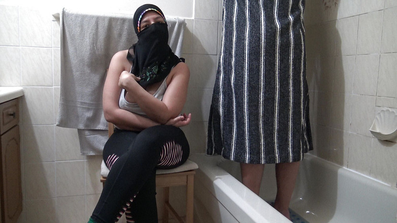 Souzan Halabi: Fată arabă marocană în voal hijab cu soțul încornorat purtându-și lenjeria