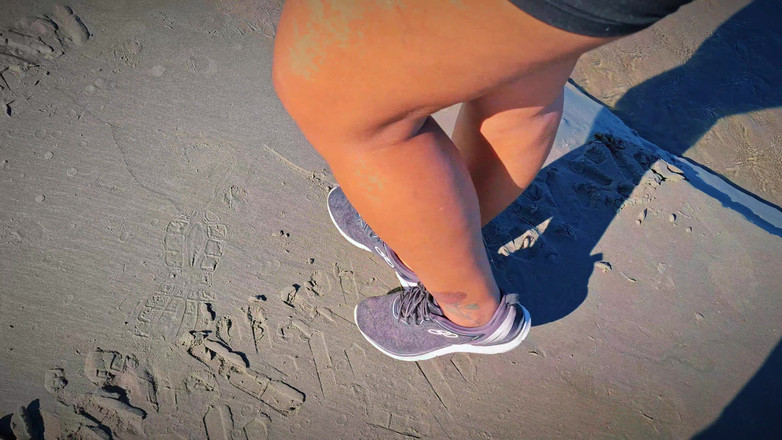 Casal Mattos: 친구에게 보여줌: 해변에서 햇볕 아래 걷고 나서 땀에 젖은 섹스