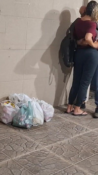 Gli studenti universitari saltano la lezione e fanno sesso dietro l'edificio in segreto
