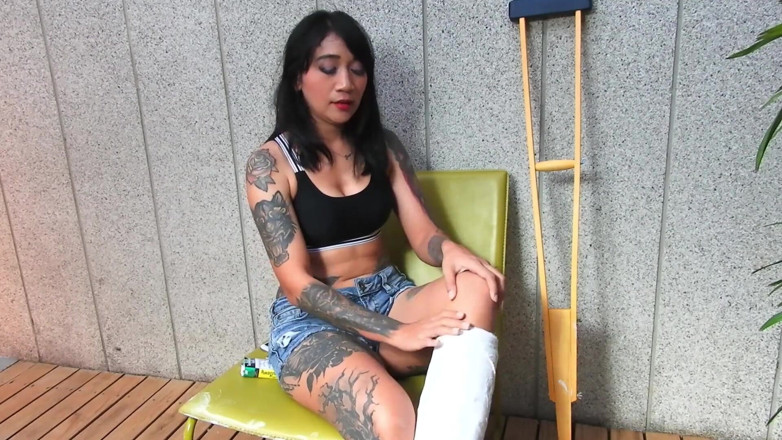 Asian Pussy Vision: Modelo asiática tatuada com perna curta