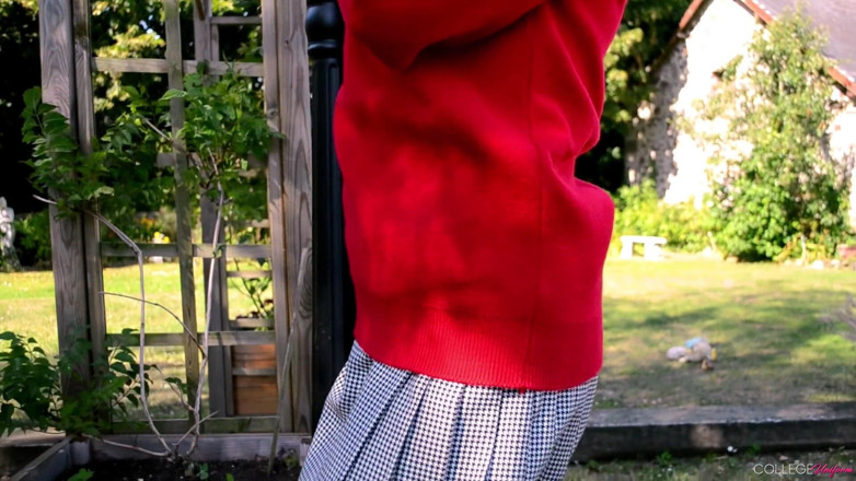 College Uniform: Natahlia Steel을 특징으로 하는 빨간 유니폼 비디오