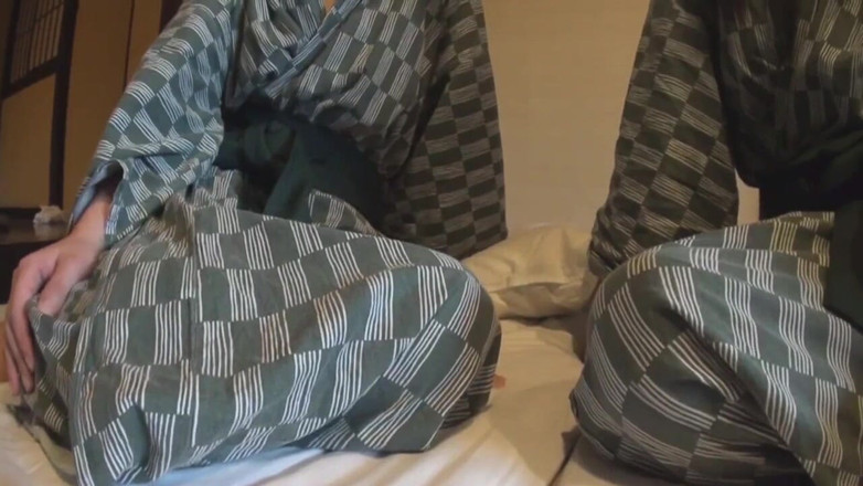 Asian women porn: Konomi și Yui la spa au sex în trei
