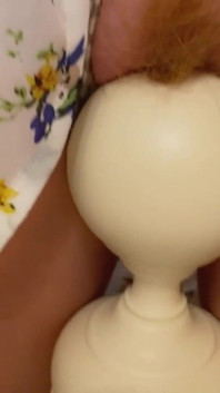 Caldo sfregamento figa pelosa rossa sotto la gonna. Il mio segreto in camera da letto