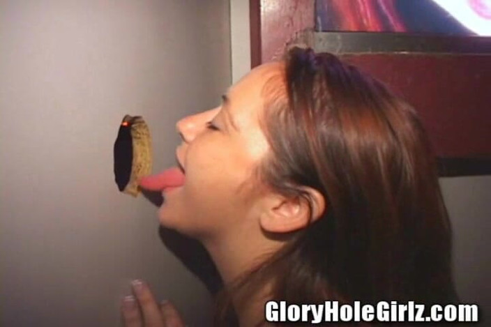 Glory Hole Girlz: Mollige pijpbeurt teef zuigt lul terwijl gevecht uitbreekt op achtergrond...