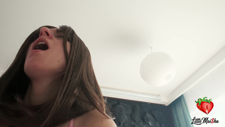 LittleMaisha: ハローキティのドレスを着たセクシーなブルネットの女の子、キャスティングとマスターベーション