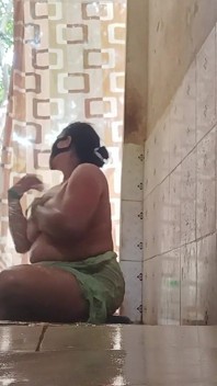Sex Bhabhi with Bathroom Open Video